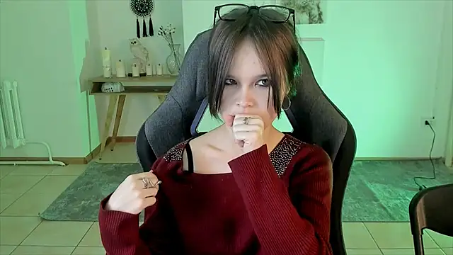 Elainebeness online show from December 4, 9:18 am