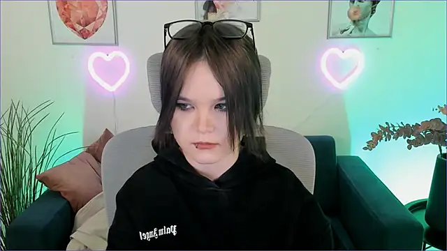 Elainebeness online show from December 7, 4:36 pm