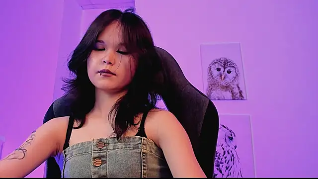 Elainebeness online show from March 8, 7:09 pm