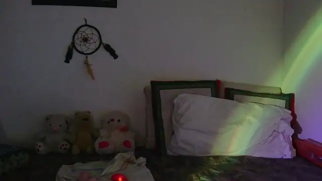 Snapshot of Miss_oliviaa chatting on March 4, 10:49 pm Miss oliviaa online show from March 4, 10:49 pm