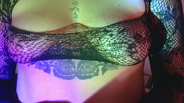 Snapshot of Miss_oliviaa chatting on March 15, 12:15 am Miss oliviaa online show from March 15, 12:15 am