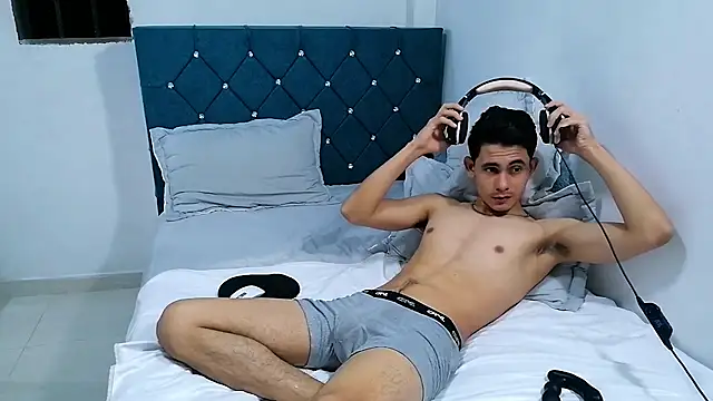 Snapshot of alexispaez457062 chatting on March 7, 9:40 am alexispaez457062 online show from March 7, 9:40 am