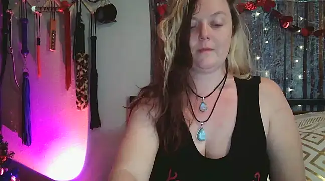 Snapshot of Lyrann89 chatting on January 25, 2:47 am Lyrann89 online show from January 25, 2:47 am