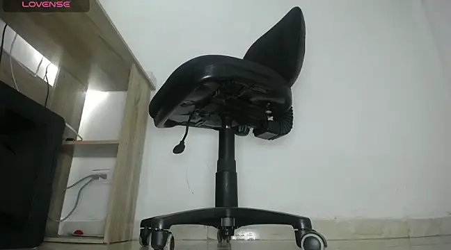 aprhillove online show from December 5, 2:31 am