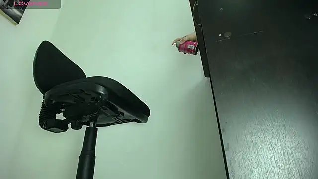 aprhillove online show from January 5, 5:09 am