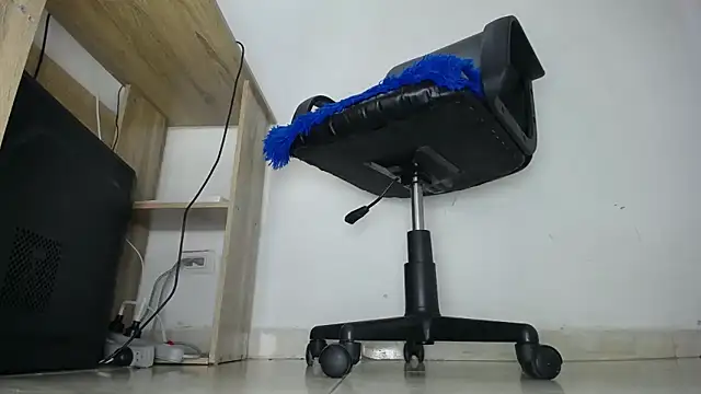 aprhillove online show from February 4, 5:31 am