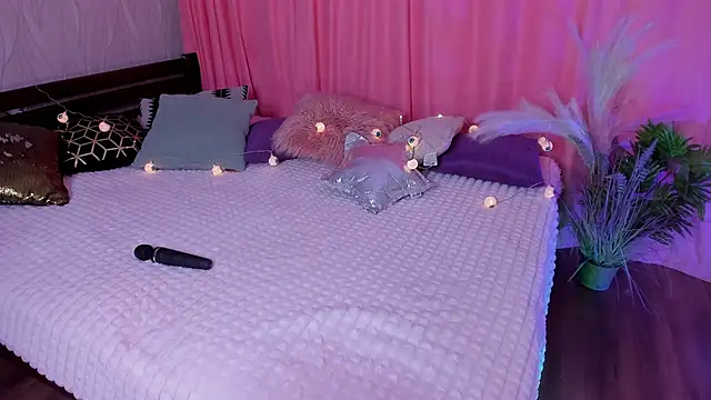 Snapshot of Miss_Elia chatting on December 17, 5:15 pm Miss Elia online show from December 17, 5:15 pm