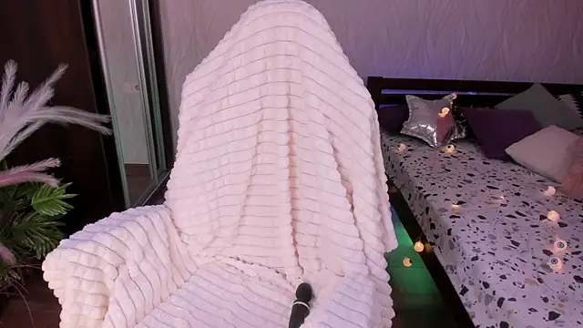 Snapshot of Miss_Elia chatting on December 18, 4:28 pm Miss Elia online show from December 18, 4:28 pm