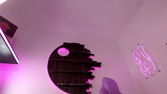 nicollefiorett online show from December 18, 12:21 am