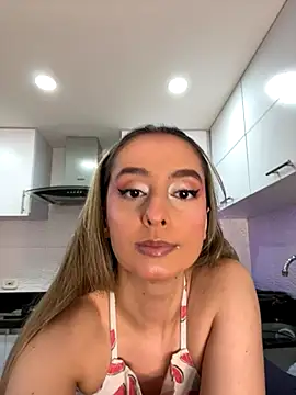 nicollefiorett online show from September 29, 10:14 pm