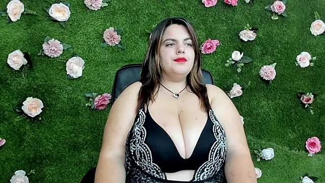 Huge Titties  online show from September 14, 7:13 pm