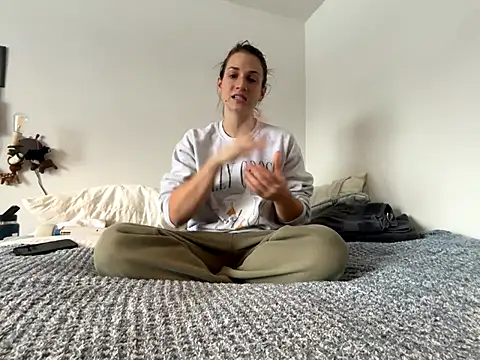 MissSwitch online show from December 5, 6:44 pm