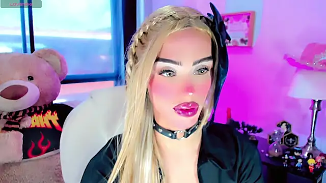 Snapshot of dollswit01 chatting on January 20, 8:18 pm dollswit01 online show from January 20, 8:18 pm