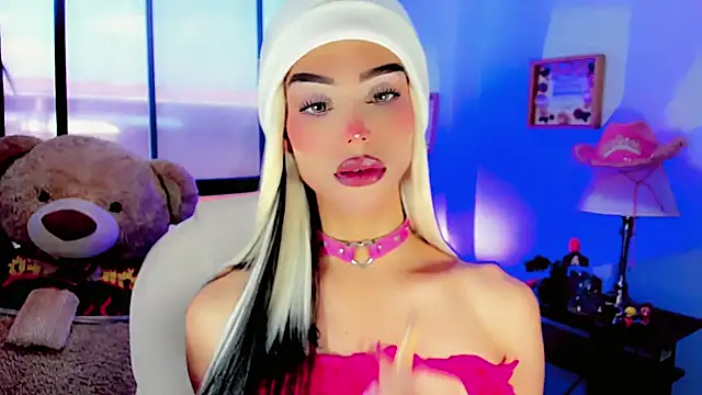 Snapshot of dollswit01 chatting on January 22, 7:13 pm dollswit01 online show from January 22, 7:13 pm