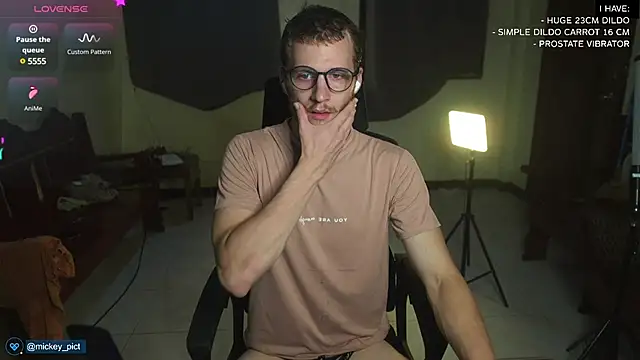 Snapshot of mickeypict chatting on December 11, 3:05 pm mickeypict online show from December 11, 3:05 pm