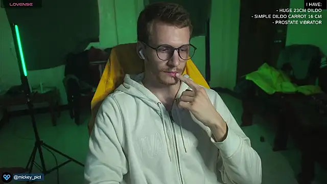 Snapshot of mickeypict chatting on December 23, 9:05 am mickeypict online show from December 23, 9:05 am