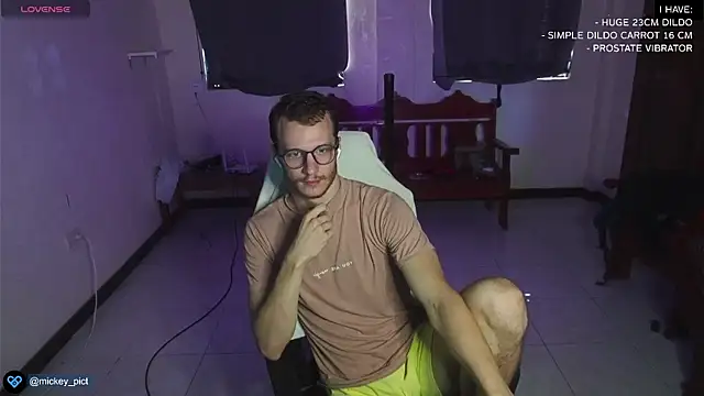 Snapshot of mickeypict chatting on December 30, 6:31 am mickeypict online show from December 30, 6:31 am