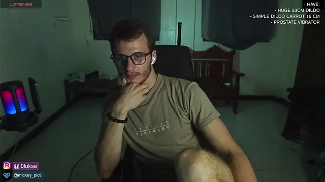 Snapshot of mickeypict chatting on January 3, 3:22 pm mickeypict online show from January 3, 3:22 pm