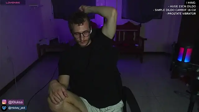 Snapshot of mickeypict chatting on January 6, 1:41 pm mickeypict online show from January 6, 1:41 pm