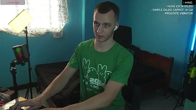 Snapshot of mickeypict chatting on February 14, 8:52 am mickeypict online show from February 14, 8:52 am