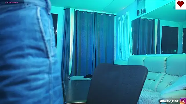 Snapshot of mickeypict chatting on October 30, 6:37 am mickeypict online show from October 30, 6:37 am