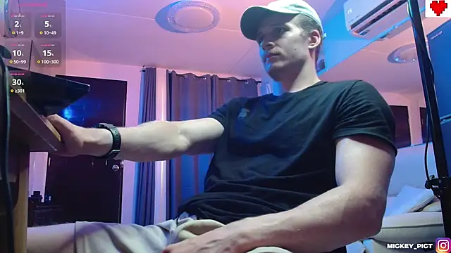 Snapshot of mickeypict chatting on November 10, 8:24 am mickeypict online show from November 10, 8:24 am