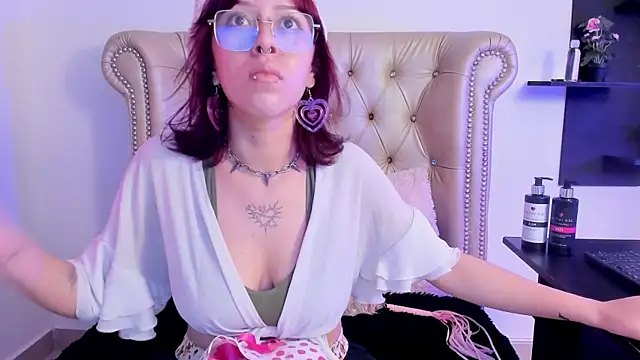 AlexaFoxy18 online show from January 18, 5:20 am