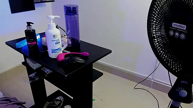 AlexaFoxy18 online show from February 7, 7:18 am