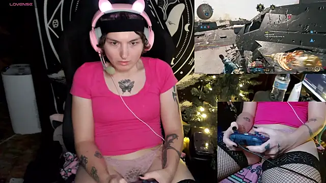 Snapshot of BrandiWRLD_999 chatting on December 18, 12:10 am BrandiWRLD 999 online show from December 18, 12:10 am