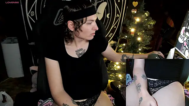 Snapshot of BrandiWRLD_999 chatting on December 18, 6:46 pm BrandiWRLD 999 online show from December 18, 6:46 pm