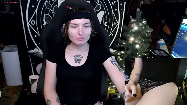 Snapshot of BrandiWRLD_999 chatting on December 28, 5:46 pm BrandiWRLD 999 online show from December 28, 5:46 pm