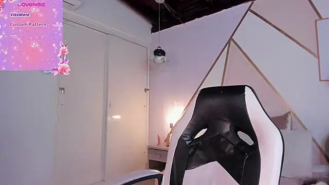 Snapshot of emma_carterr1 chatting on December 21, 1:04 am emma carterr1 online show from December 21, 1:04 am