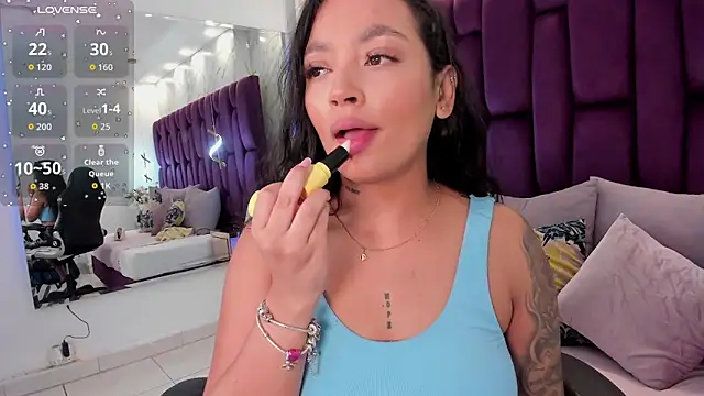 Snapshot of emma_carterr1 chatting on November 22, 1:43 pm emma carterr1 online show from November 22, 1:43 pm