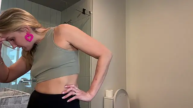 Snapshot of Graciemae_baexx chatting on February 14, 9:21 pm Graciemae baexx online show from February 14, 9:21 pm