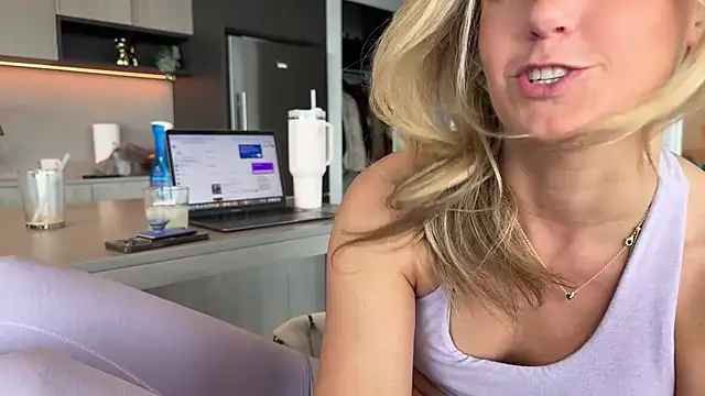 Snapshot of Graciemae_baexx chatting on February 27, 9:25 pm Graciemae baexx online show from February 27, 9:25 pm