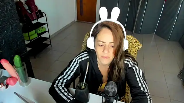 Snapshot of jessiburningheels chatting on February 26, 10:15 am jessiburningheels online show from February 26, 10:15 am