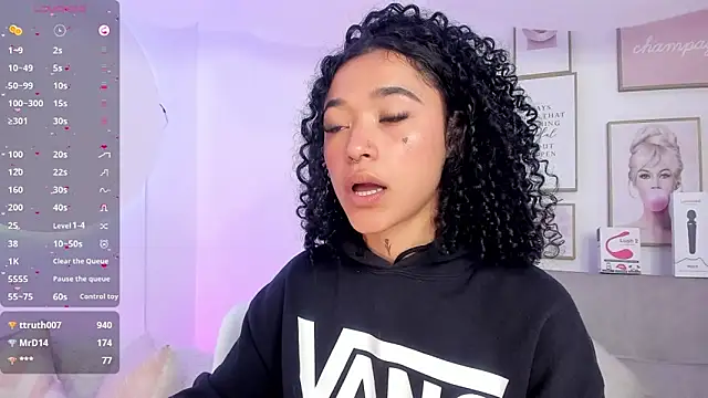 Crystal Dluna online show from January 14, 6:49 pm