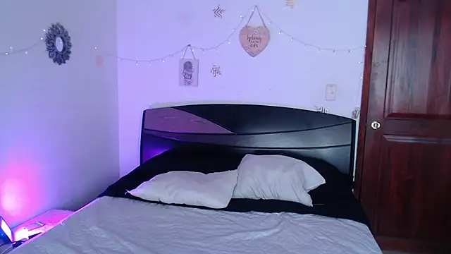 anhiahoney02 online show from February 8, 2:05 pm