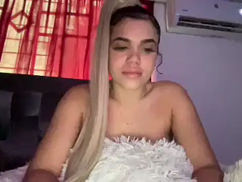 Snapshot of brithneysquirt chatting on February 17, 12:05 pm brithneysquirt online show from February 17, 12:05 pm