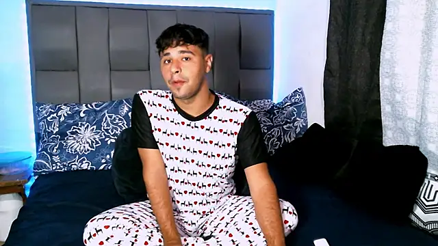 Snapshot of beautiful_james chatting on January 5, 1:03 am beautiful james online show from January 5, 1:03 am