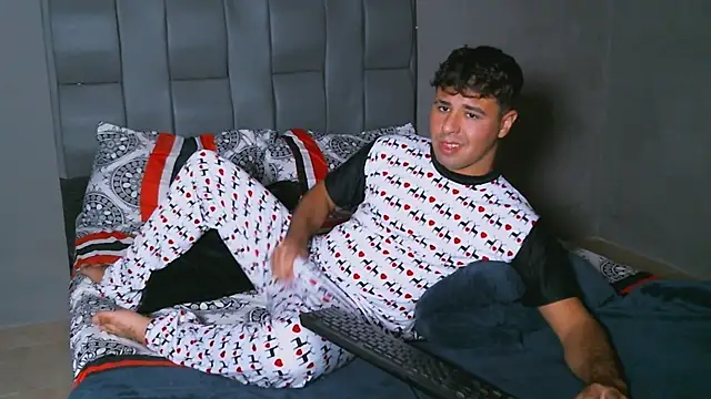 Snapshot of beautiful_james chatting on January 31, 2:37 am beautiful james online show from January 31, 2:37 am