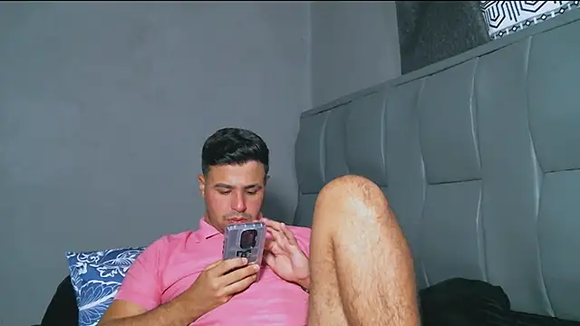 Snapshot of beautiful_james chatting on February 18, 12:59 am beautiful james online show from February 18, 12:59 am