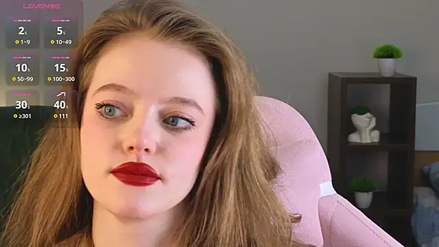 Snapshot of Eveleen_Soleen chatting on December 13, 10:45 pm Eveleen Soleen online show from December 13, 10:45 pm