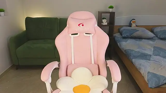 Snapshot of Eveleen_Soleen chatting on December 22, 9:53 pm Eveleen Soleen online show from December 22, 9:53 pm