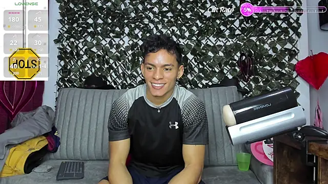 Snapshot of _EUFRATES_ chatting on February 19, 10:31 pm EUFRATES online show from February 19, 10:31 pm