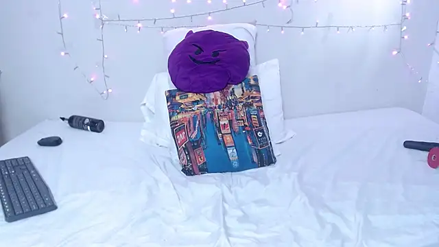 Nicol Love0 online show from March 6, 5:00 pm