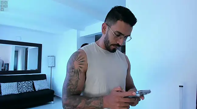 Snapshot of tony_muscle chatting on January 6, 9:22 pm tony muscle online show from January 6, 9:22 pm