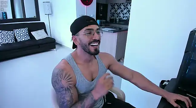 Snapshot of tony_muscle chatting on January 16, 10:02 pm tony muscle online show from January 16, 10:02 pm