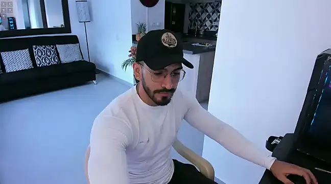 Snapshot of tony_muscle chatting on January 17, 9:39 pm tony muscle online show from January 17, 9:39 pm