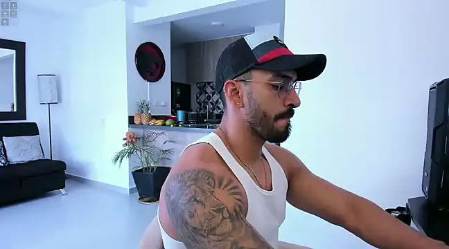 Snapshot of tony_muscle chatting on January 18, 9:02 pm tony muscle online show from January 18, 9:02 pm